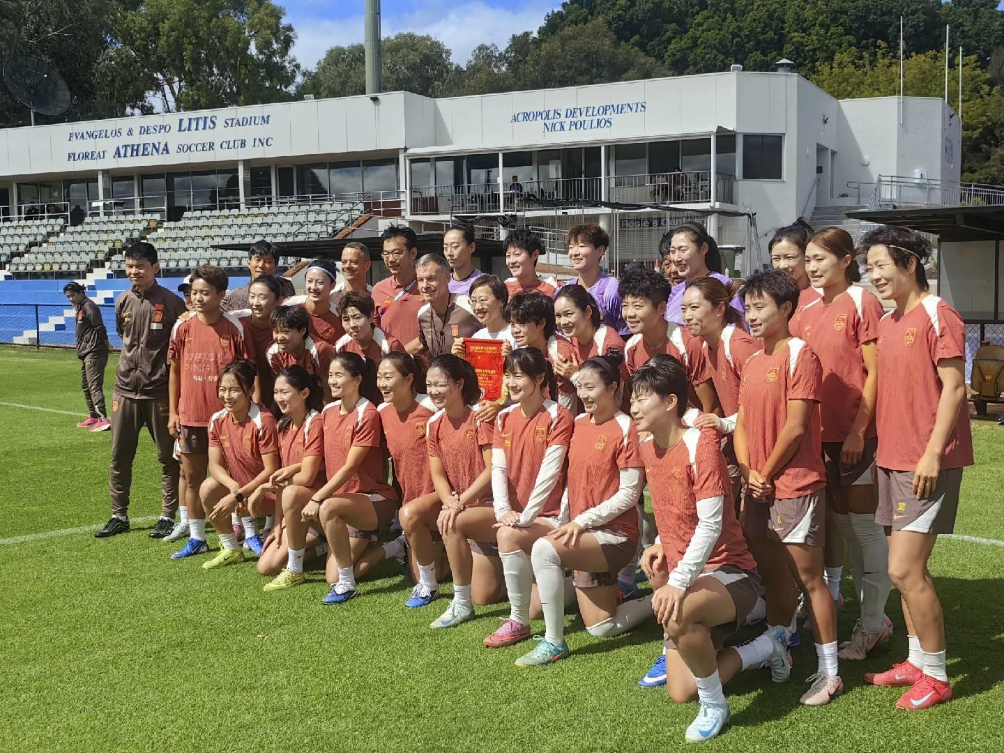 开云体育下载公司-中国驻珀斯总领事前来探望女足；陈巧珠恢复合练